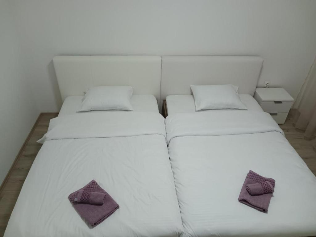 Lovely Square Apartment Purple Velvet Skopje Room photo
