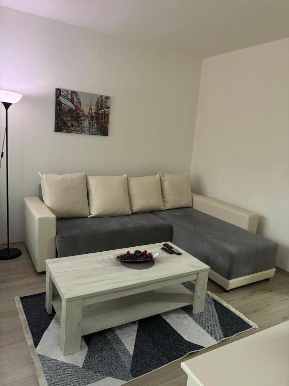 Lovely Square Apartment Purple Velvet Skopje Room photo
