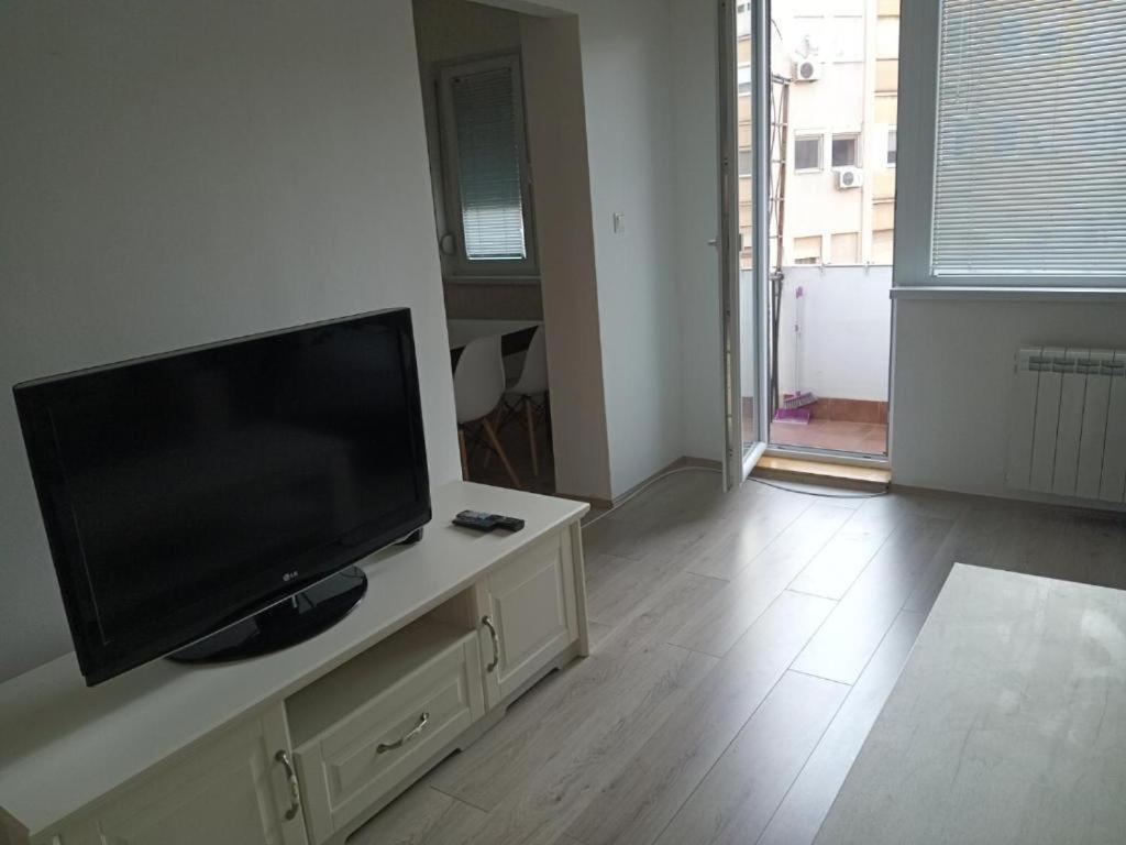Lovely Square Apartment Purple Velvet Skopje Room photo