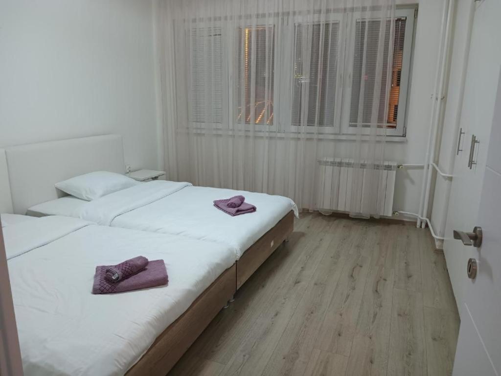 Lovely Square Apartment Purple Velvet Skopje Room photo