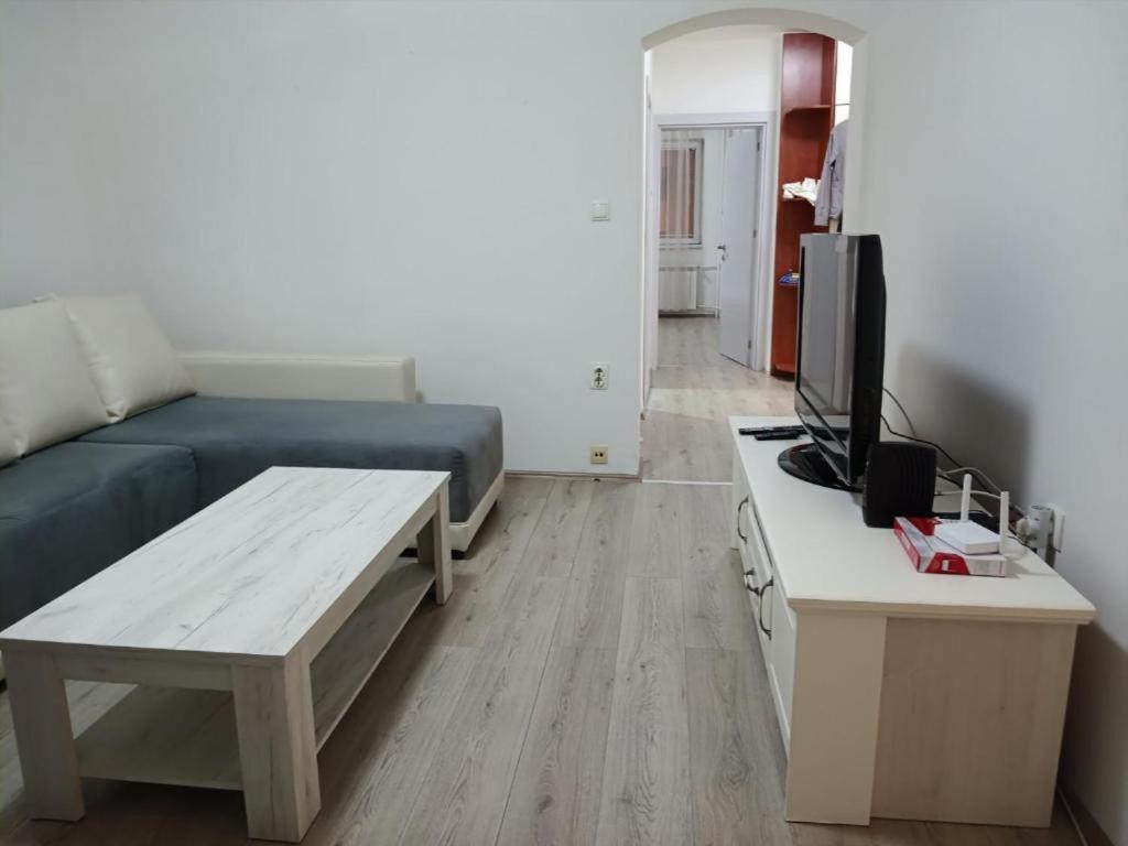 Lovely Square Apartment Purple Velvet Skopje Room photo