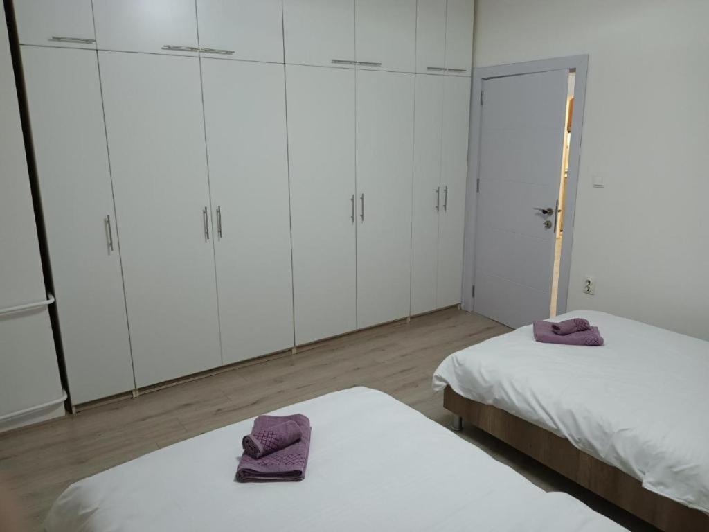 Lovely Square Apartment Purple Velvet Skopje Room photo