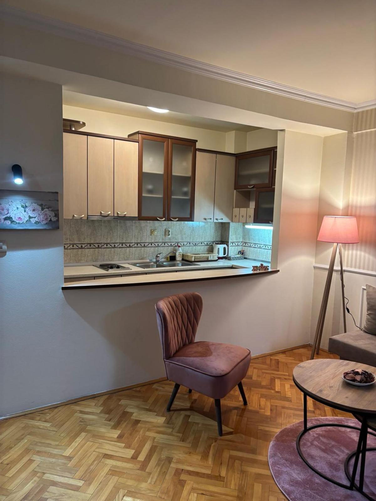 Lovely Square Apartment Purple Velvet Skopje Room photo