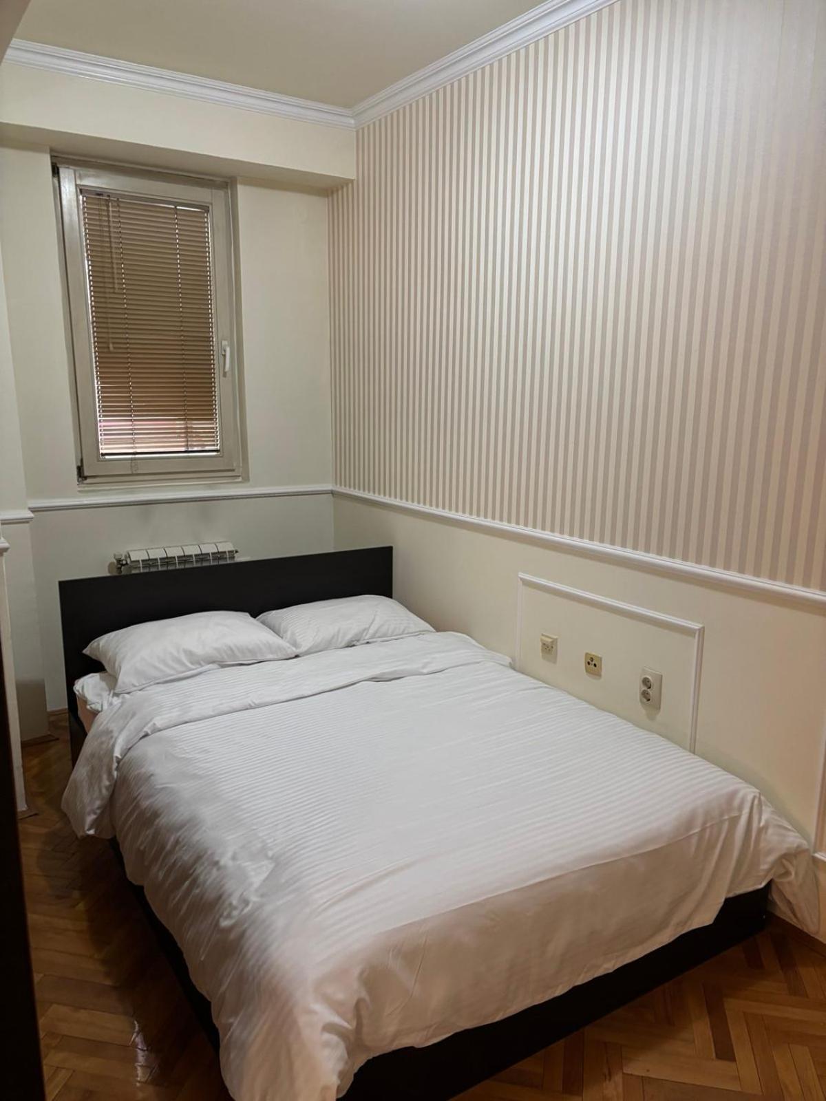 Lovely Square Apartment Purple Velvet Skopje Room photo