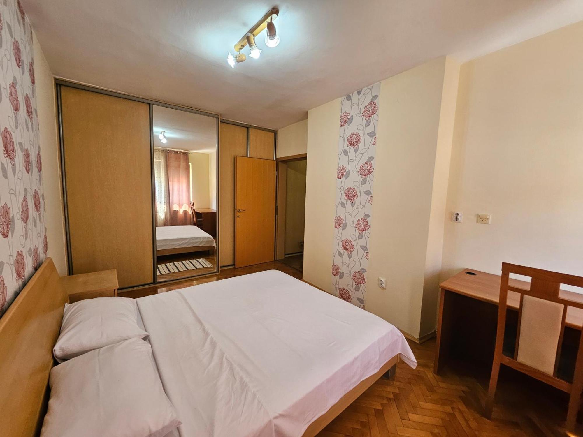 Lovely Square Apartment Purple Velvet Skopje Room photo